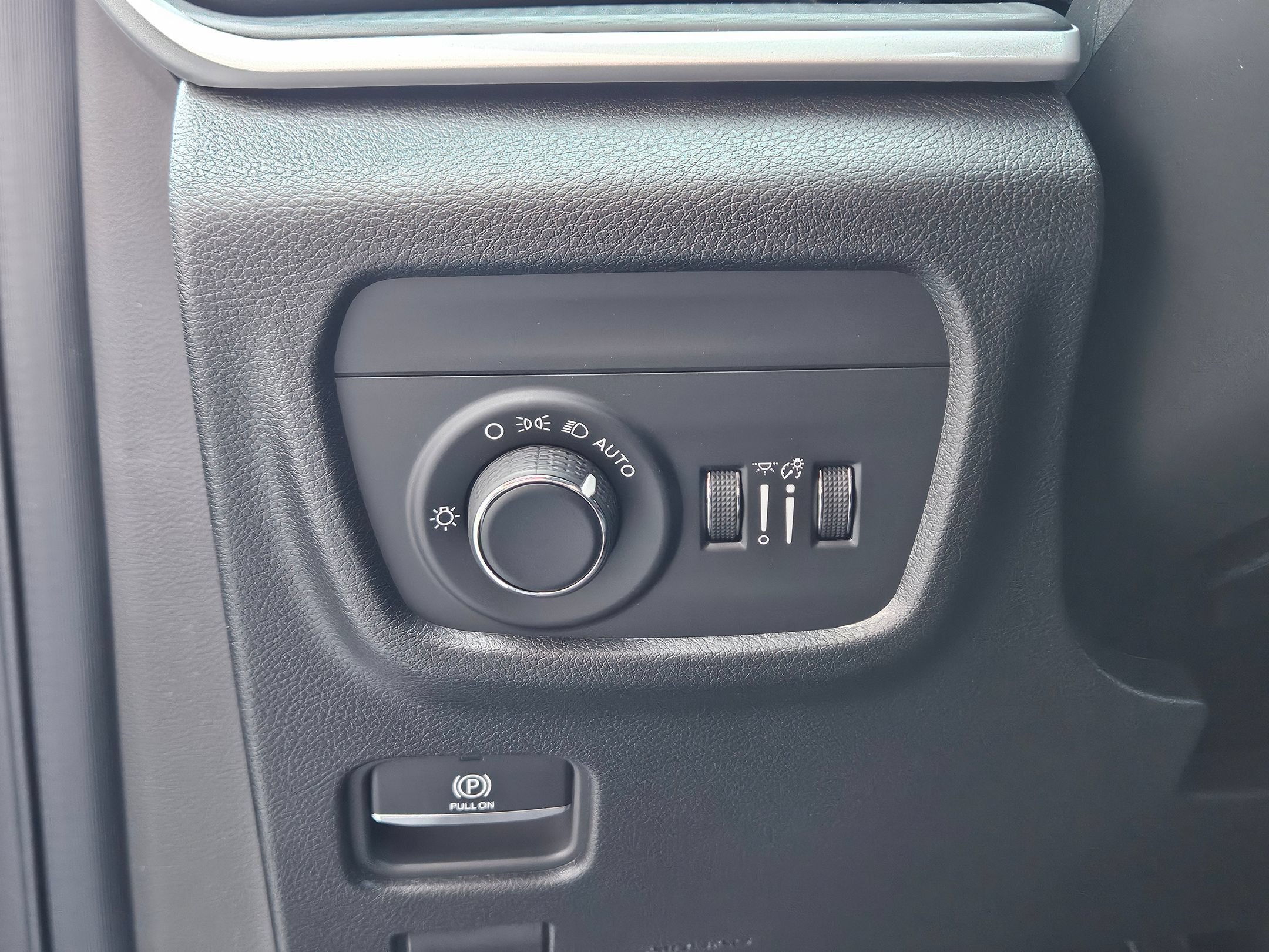 New 2026 Baltic Gray Metallic Clear-Coat Exterior Paint Jeep Laredo X image 18