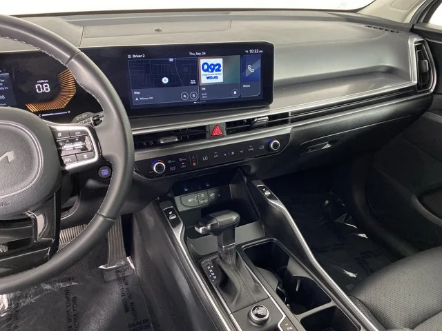 Used 2025 White Kia S image 27