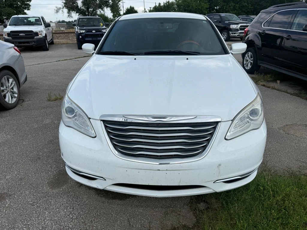 Used 2013 White Chrysler Touring image 12