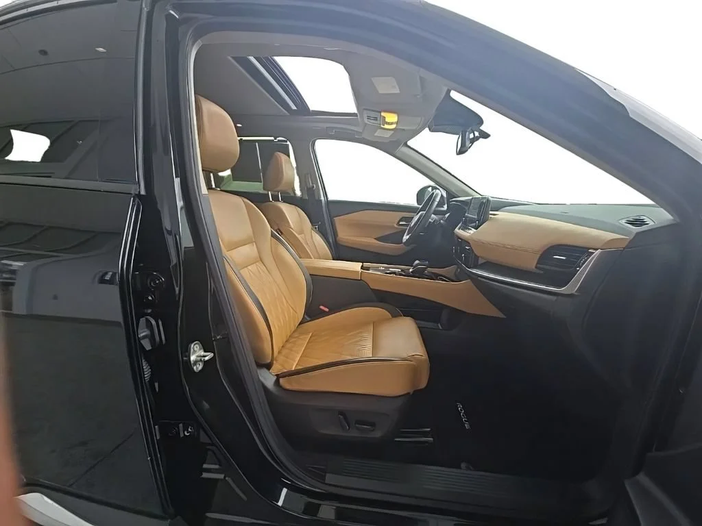 Used 2023 Super Black Nissan Platinum image 8