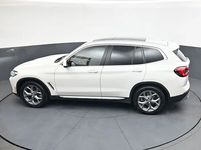Used 2024  BMW xDrive30i image 27