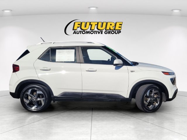 Used 2025 White Hyundai SEL image 3