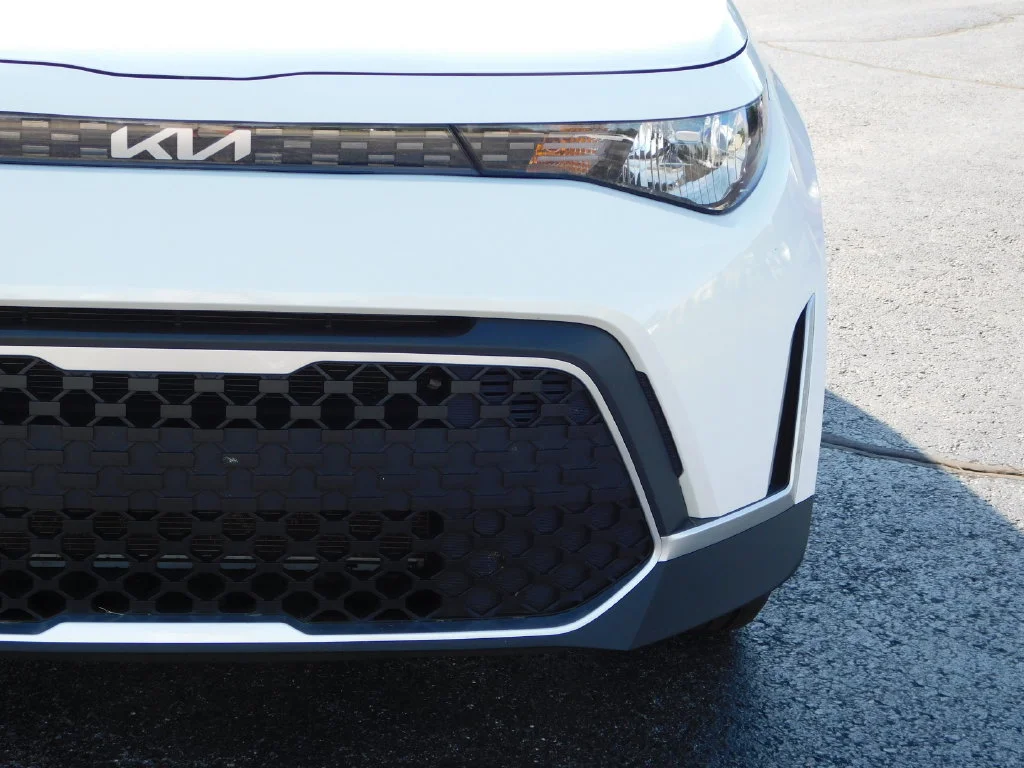 Used 2025 White Kia LX image 9
