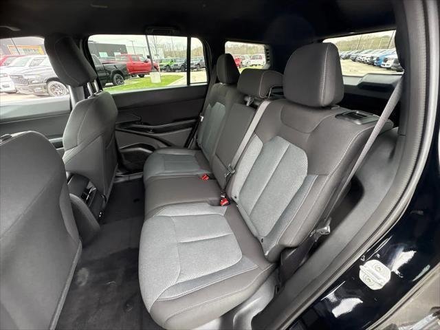 New 2026 Diamond Black Crystal Pearl-Coat Exterior Paint Jeep Laredo image 12