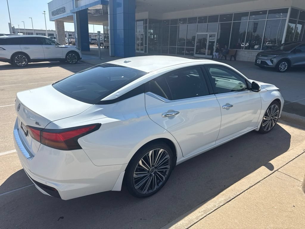 Used 2023 White Nissan SL FWD image 3