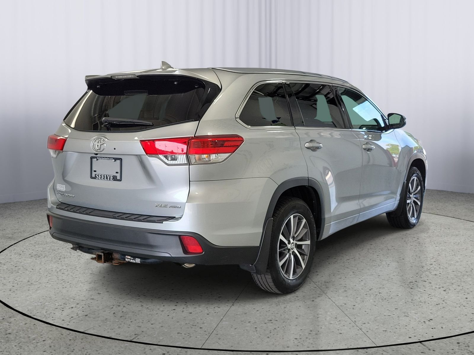 Used 2017 Silver Toyota XLE image 2