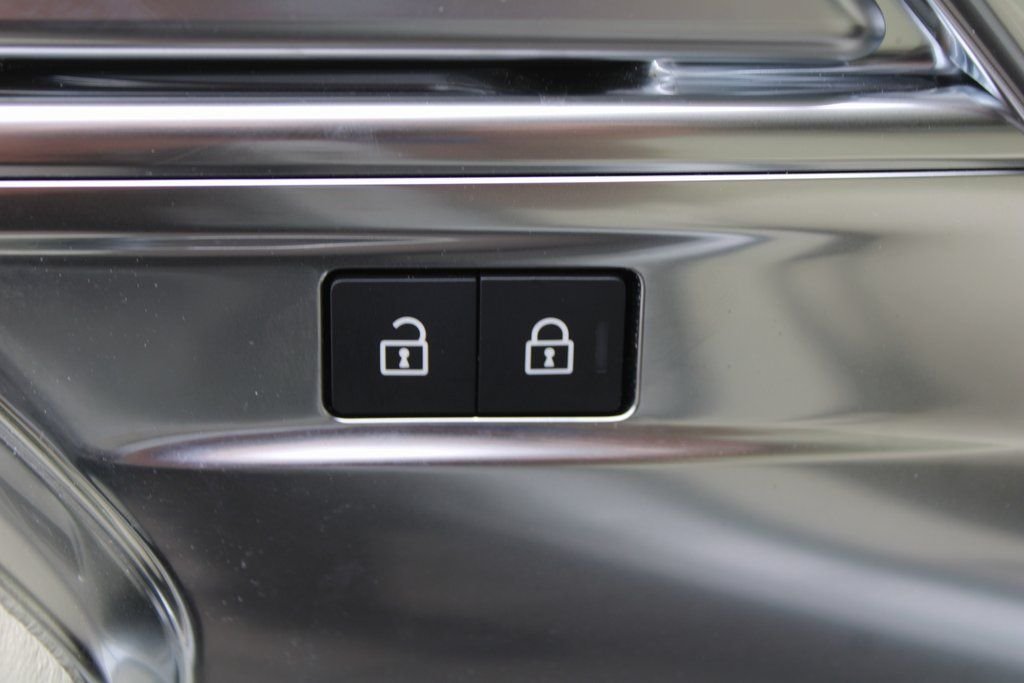 Used 2024 White Land Rover SV image 23