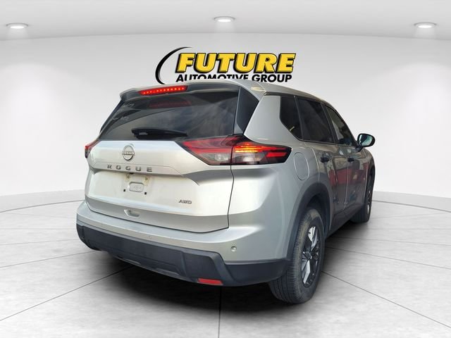 Used 2024 Silver Nissan S image 3