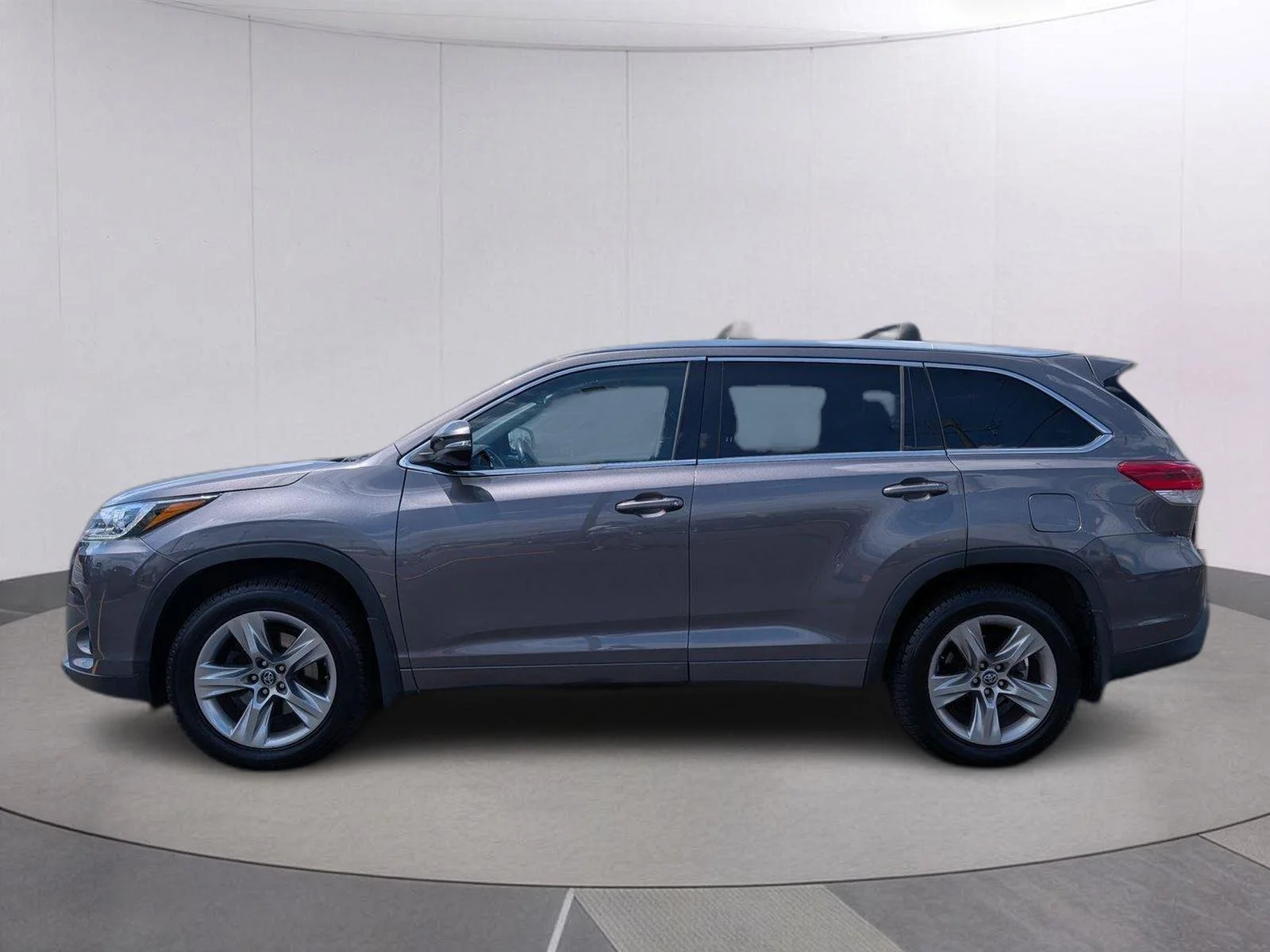 Used 2017 Predawn Gray Mica Toyota Limited image 2