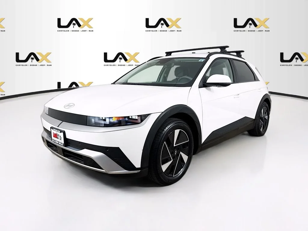 Used 2025 White Hyundai SEL image 3