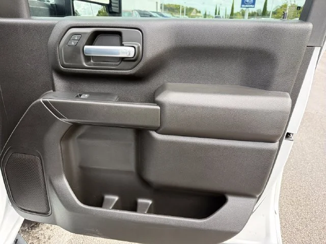 Used 2022 White Chevrolet Custom image 23