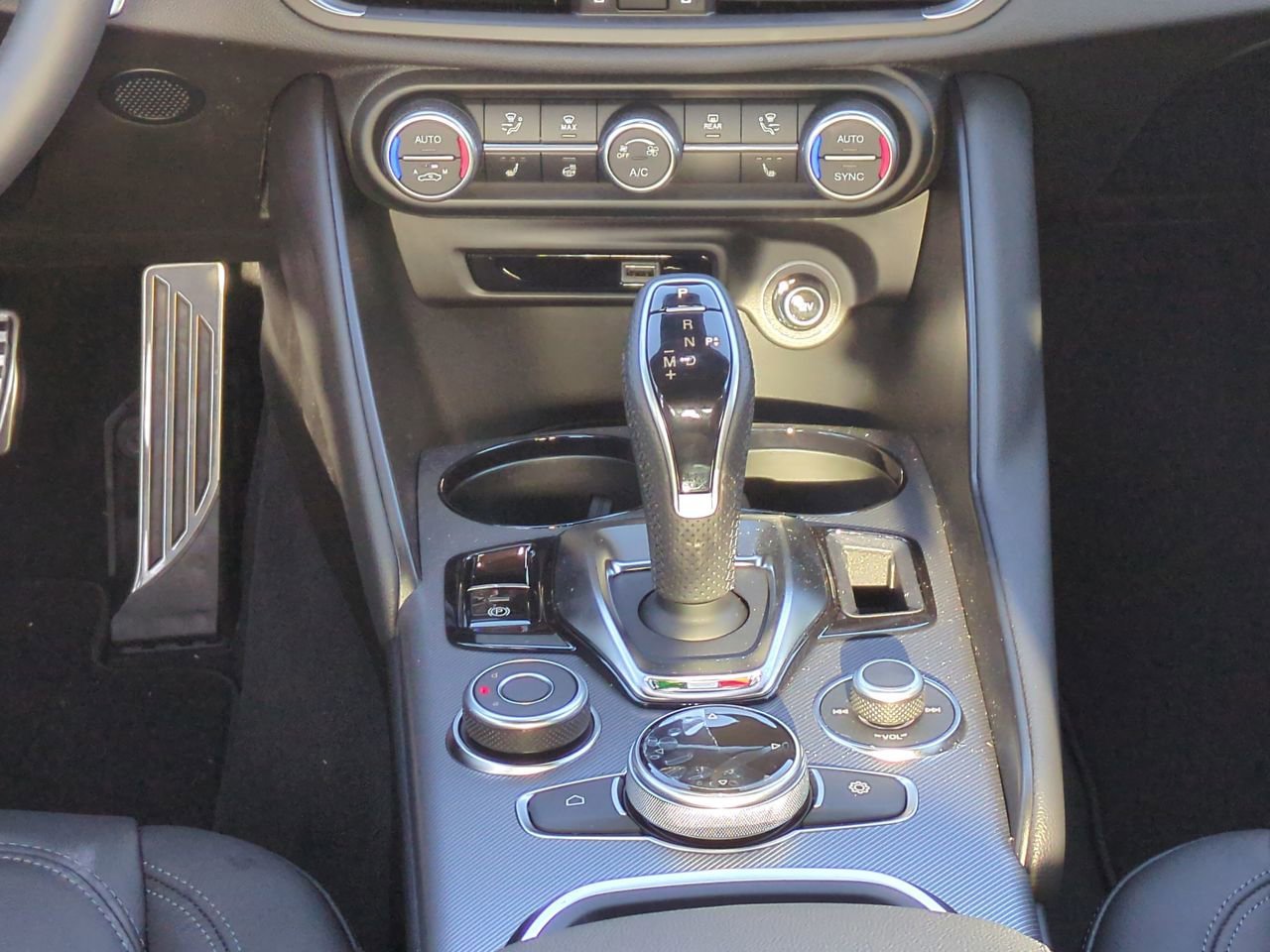 2025 Alfa Romeo Giulia Base - Photo 17