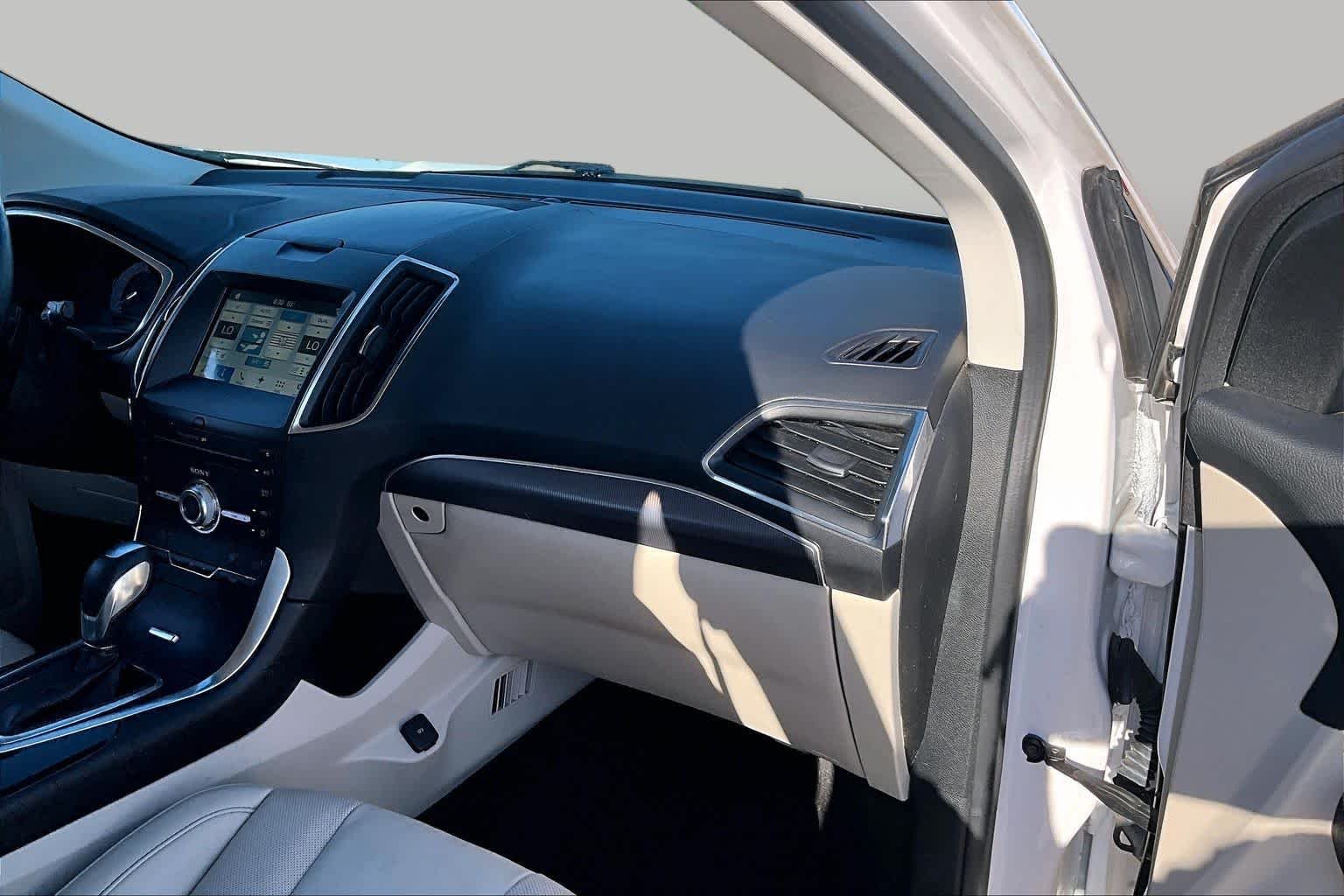 Used 2018 White Platinum Metallic Tri-Coat Ford Titanium image 18