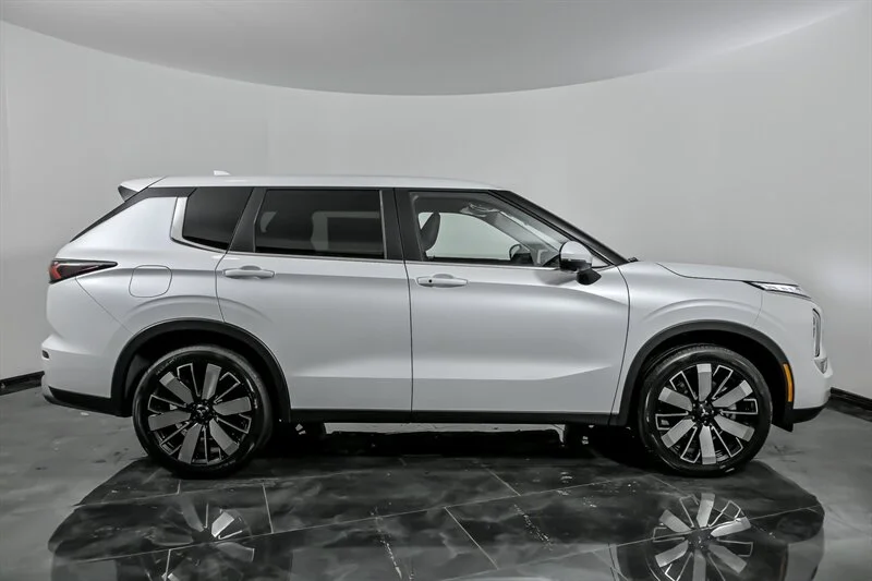 New 2026 WHITE Mitsubishi SE image 9