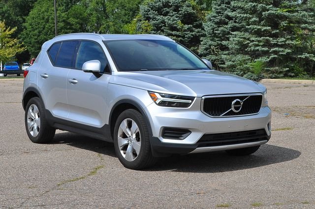 Used 2019 Silver Volvo Momentum image 1