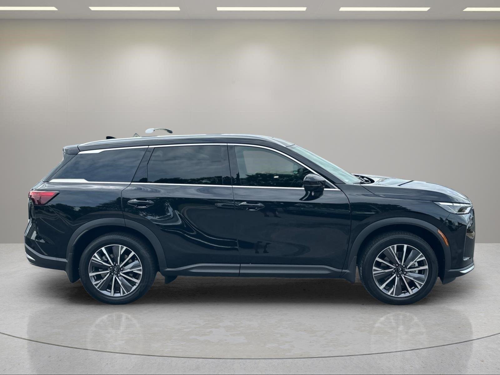 New 2027 MINERAL BLACK INFINITI Luxe FWD image 8