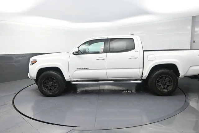 Used 2022 White Toyota SR5 image 44