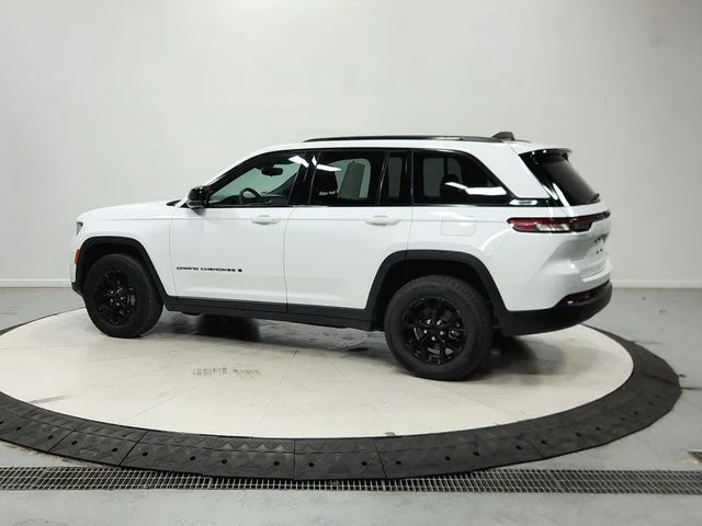 Used 2024 White Jeep Altitude image 6
