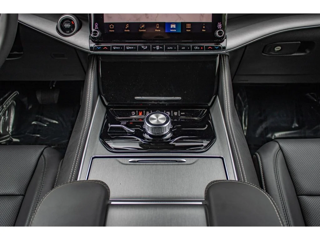 New 2026 Bright White Clear-Coat Exterior Paint Jeep Limited Altitude image 28