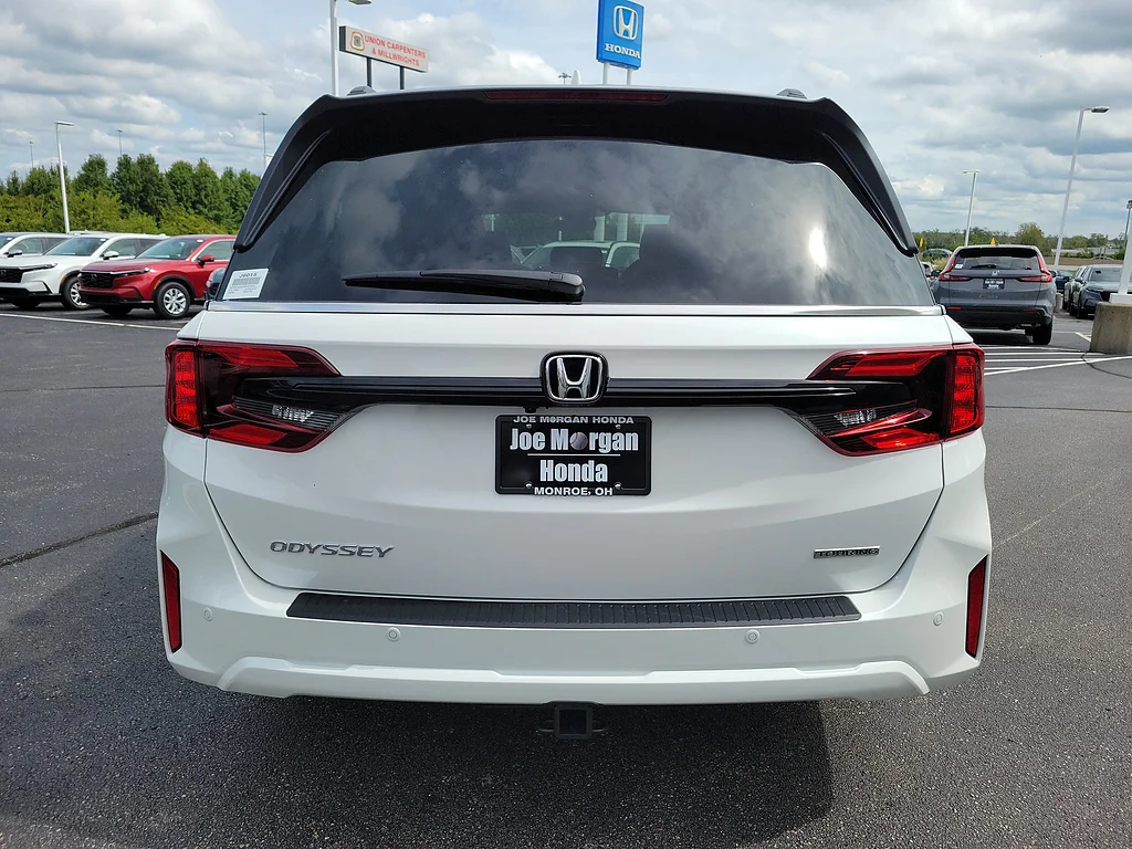 New 2026 Platinum White Pearl Honda Touring image 8