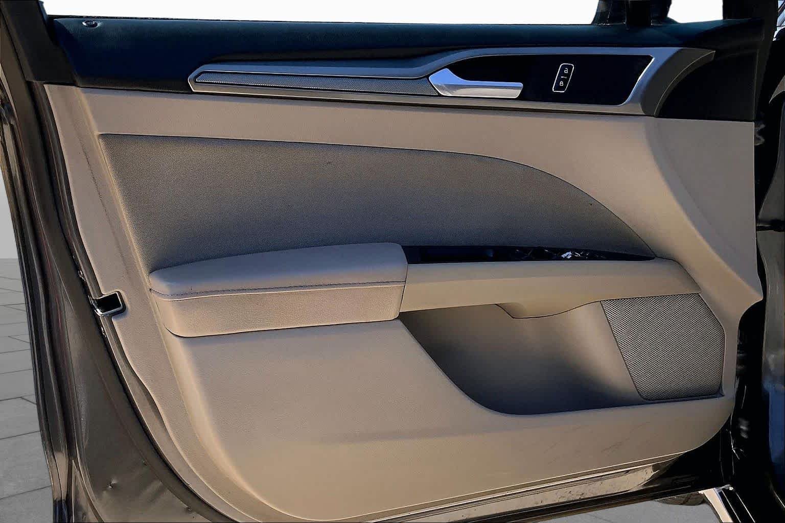 Used 2017 Magnetic Ford SE image 22