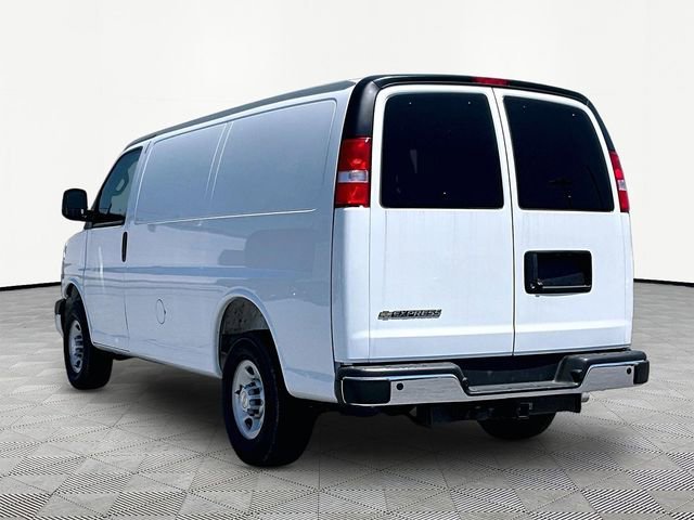 New 2025 Summit White Chevrolet WT image 4