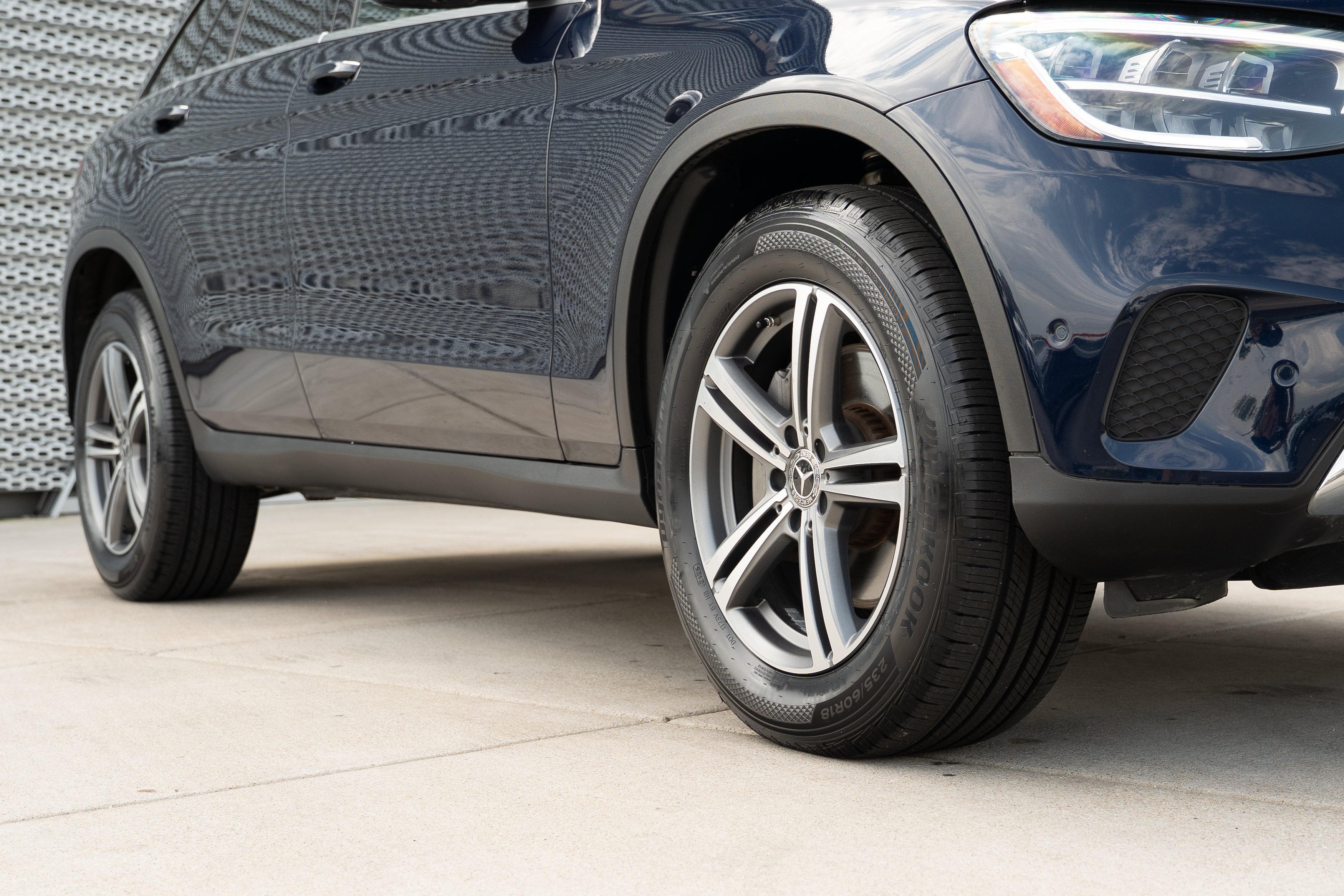Used 2020 Lunar Blue Metallic Mercedes-Benz GLC 300 image 29
