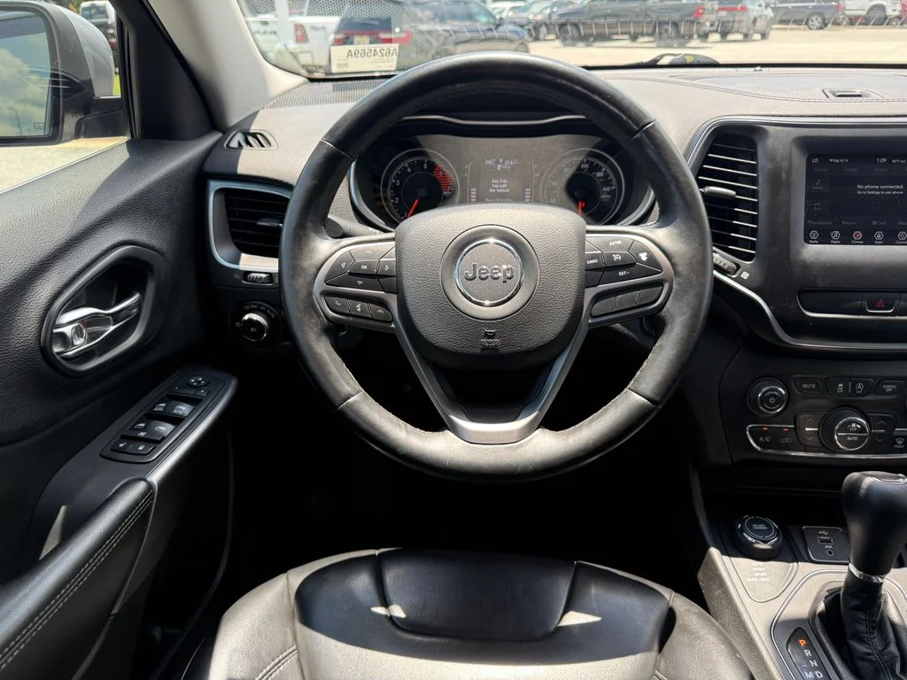 Used 2019 Silver Jeep Latitude Plus image 8