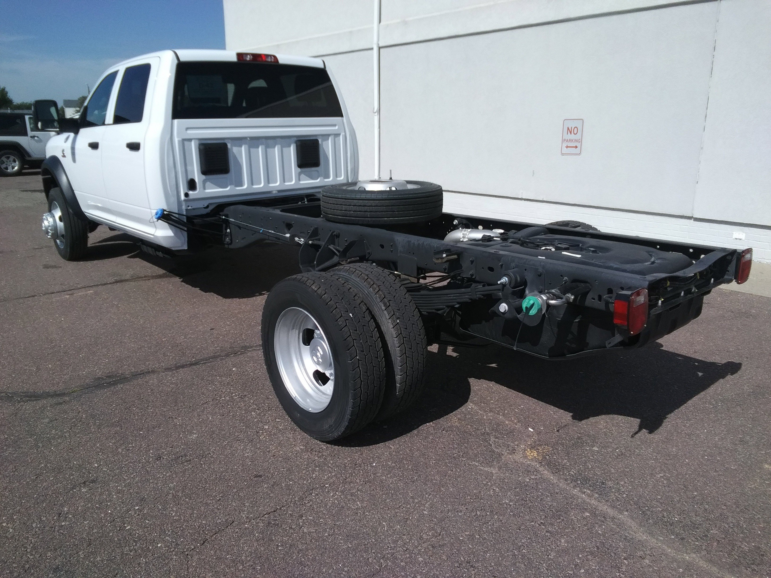 New 2026 Bright White Clear-Coat Exterior Paint RAM Tradesman image 7