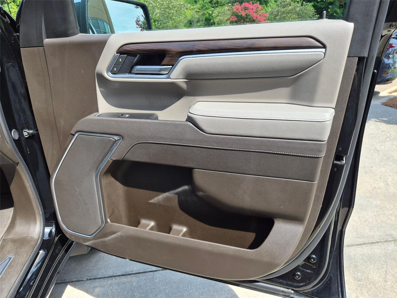 Used 2025 Onyx Black GMC SLT image 30