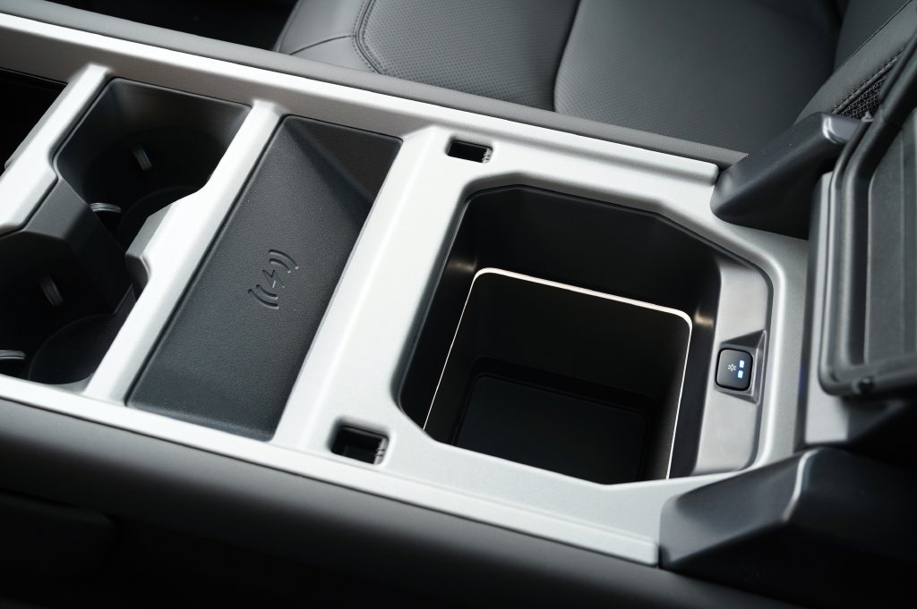 New 2026 Santorini Black Land Rover V8 image 31