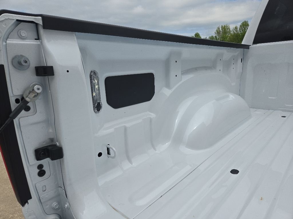 New 2026 Ivory White Tri-Coat Pearl-Coat Exterior Paint RAM Laramie image 29