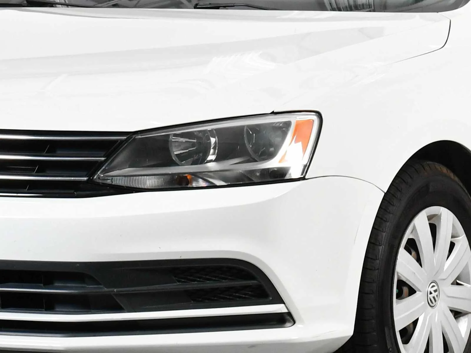 Used 2015 Pure White Volkswagen 2.0L S image 9