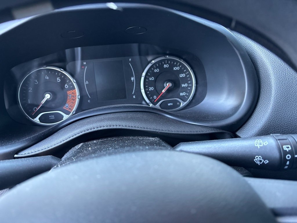 Used 2023 White Jeep Latitude image 32