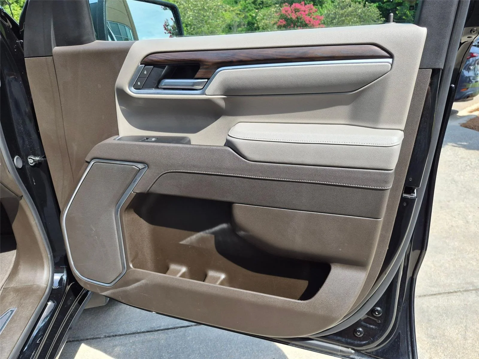 Used 2025 Onyx Black GMC SLT image 30