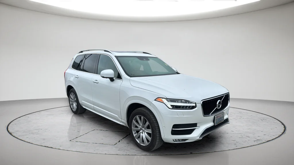 Used 2019 White Volvo T6 Momentum image 1