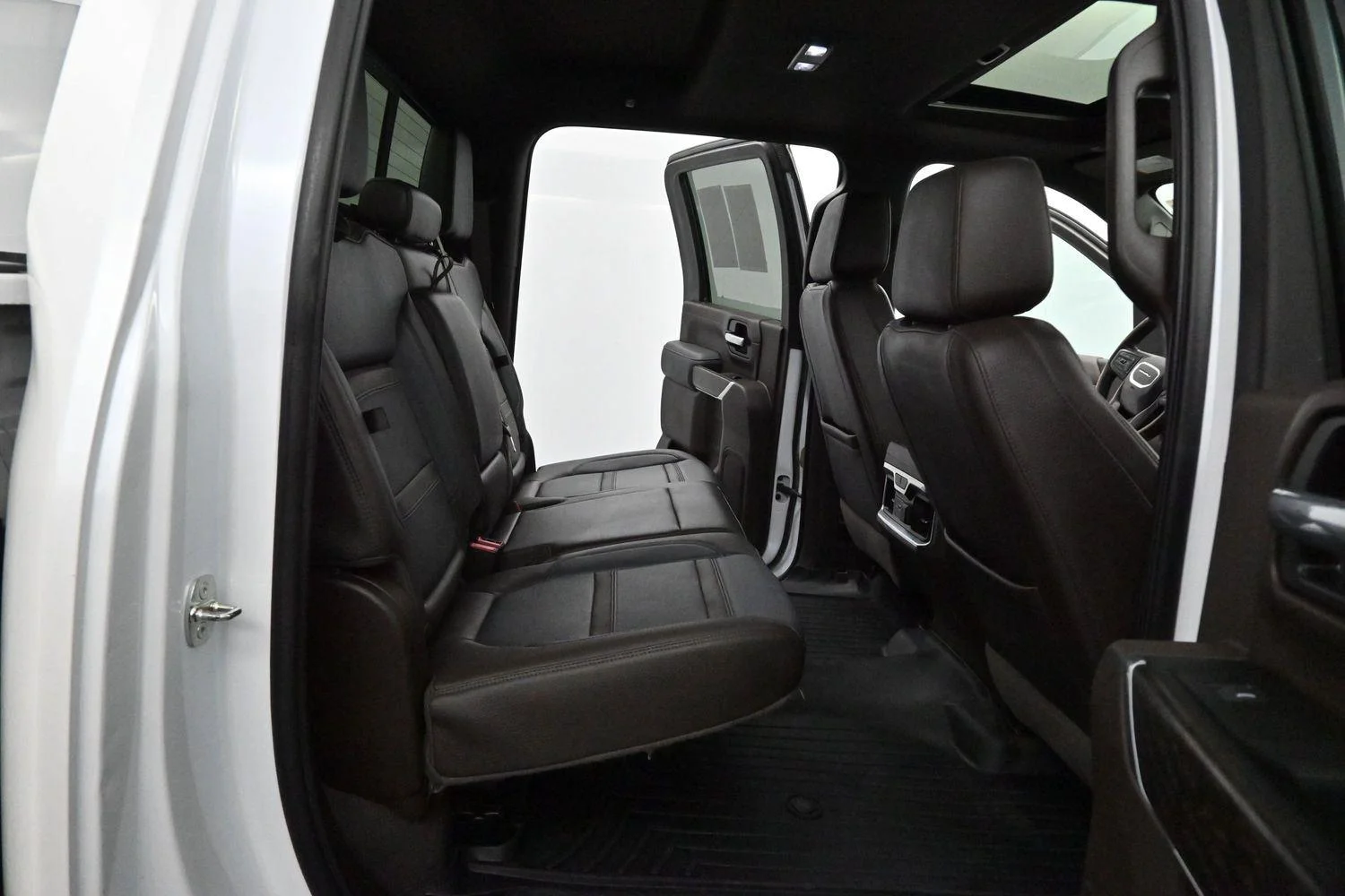 Used 2022 White Frost Tricoat GMC Denali image 10