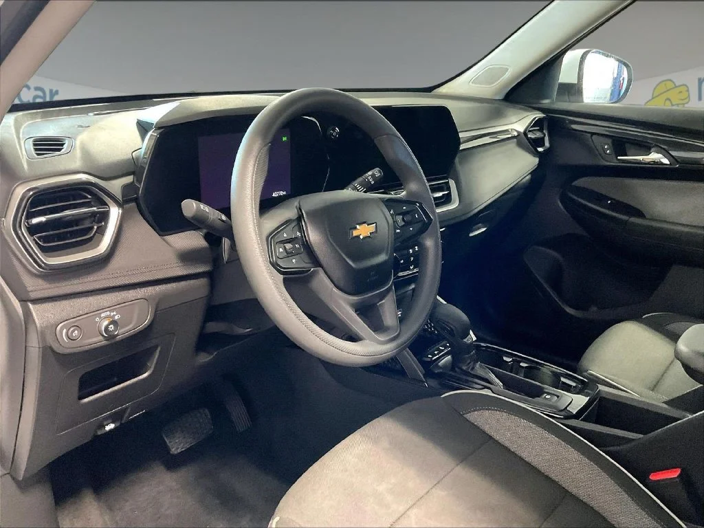 Used 2025 White Chevrolet LT image 8