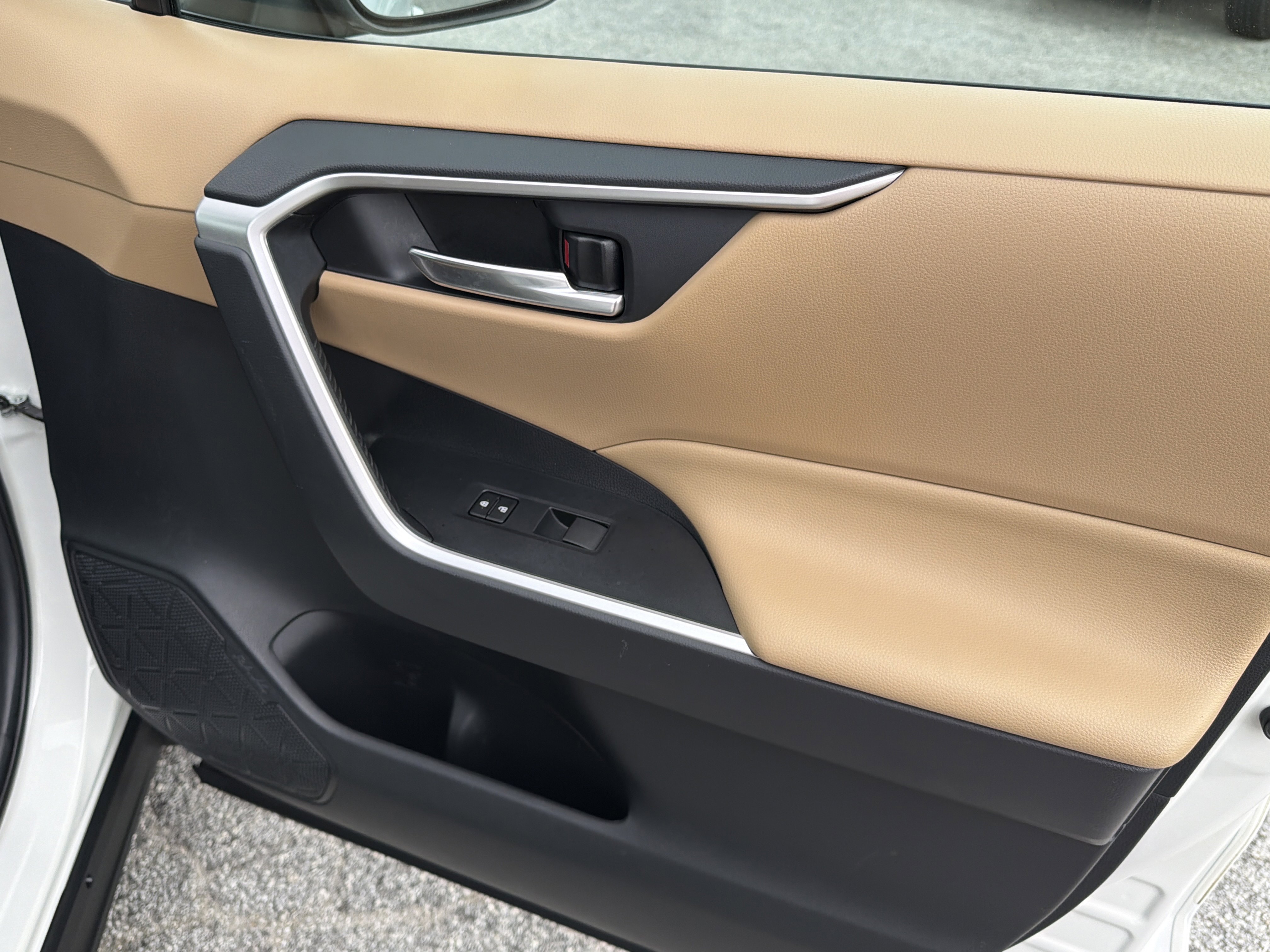 Used 2019 Super White Toyota XLE image 18