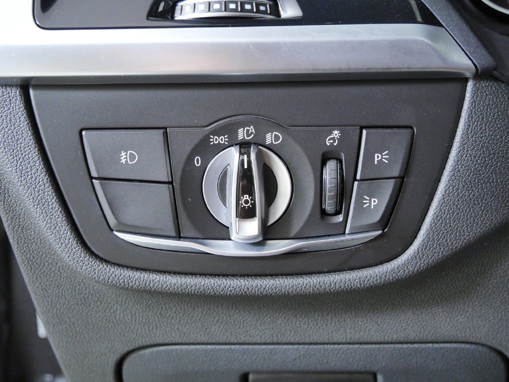 Used 2021 Dark Graphite Metallic BMW xDrive30i image 38