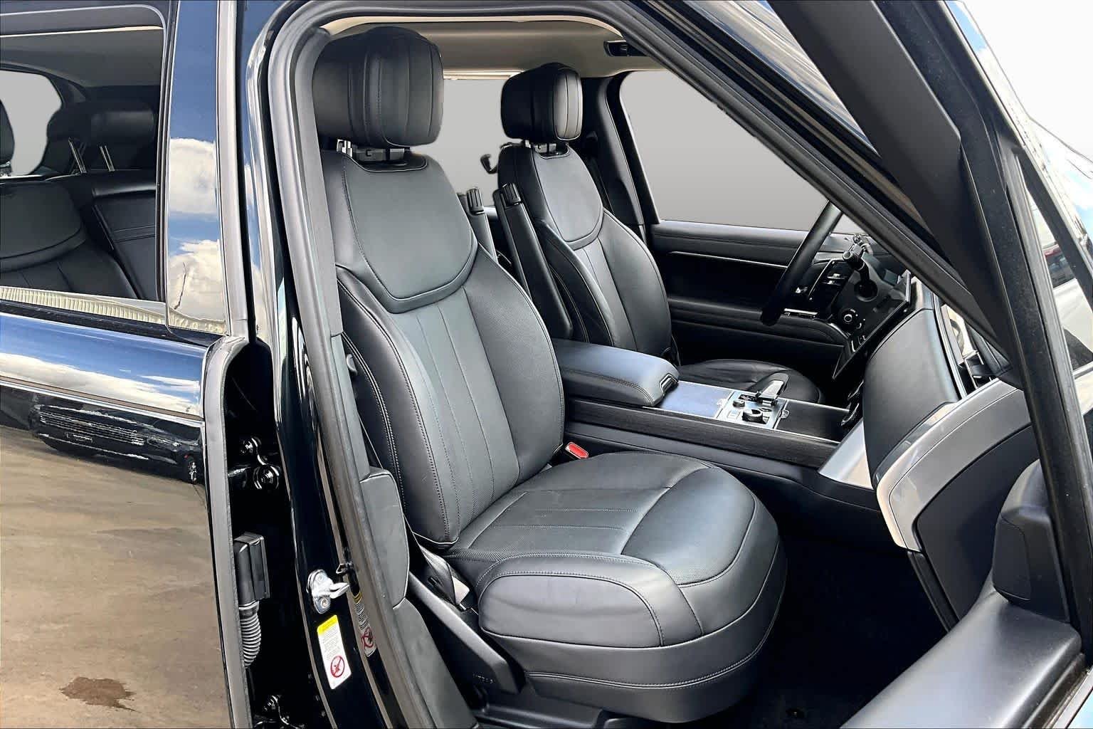 Used 2023 Santorini Black Metallic Land Rover SE image 9