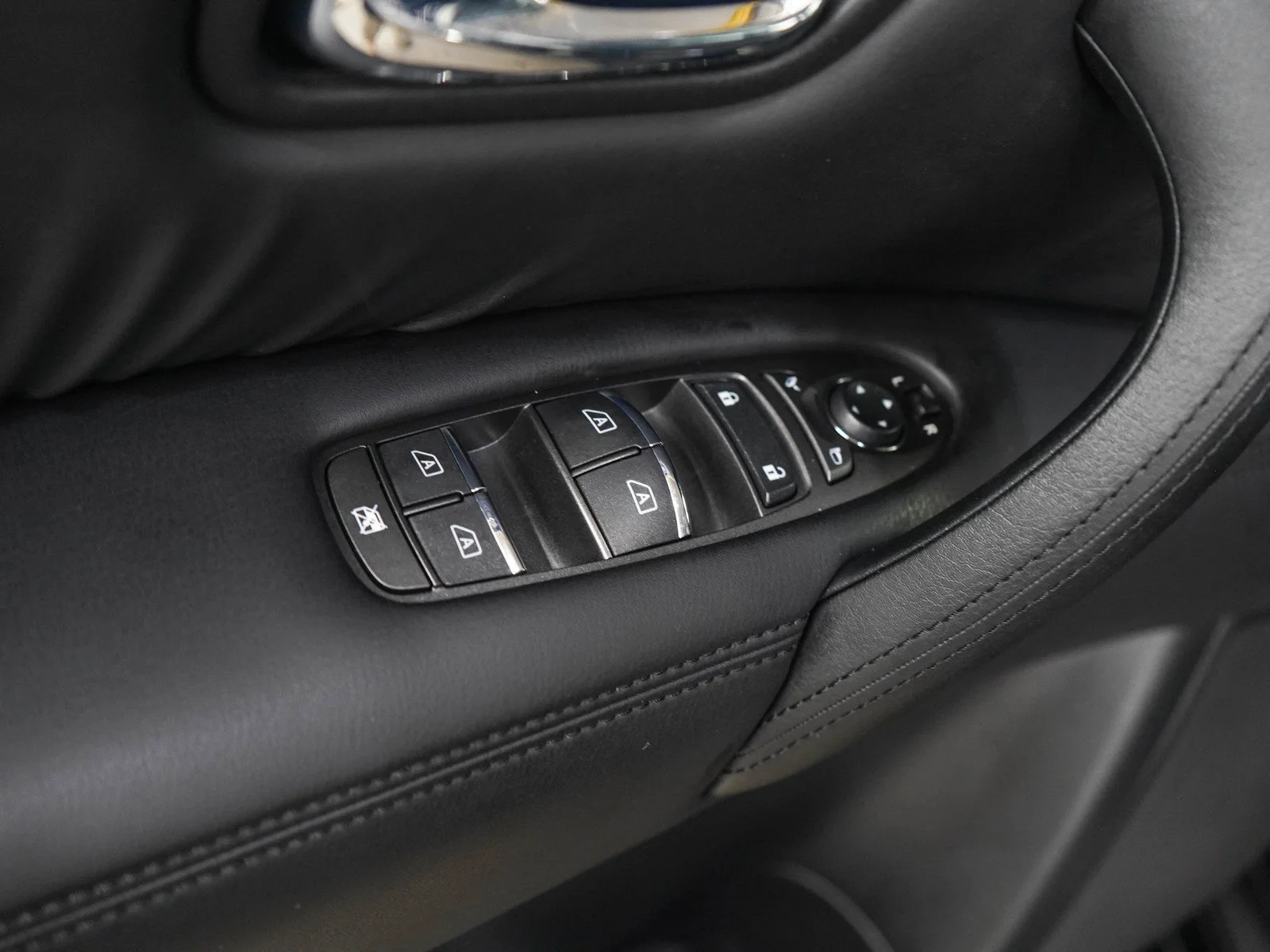 Used 2022  Nissan SL image 19
