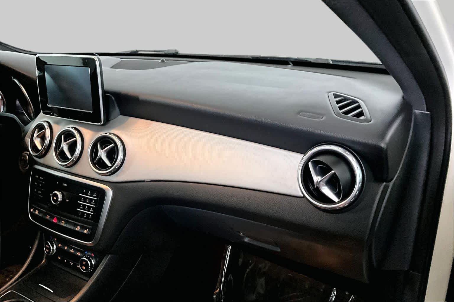 Used 2017 Cirrus White Mercedes-Benz GLA 250 image 19