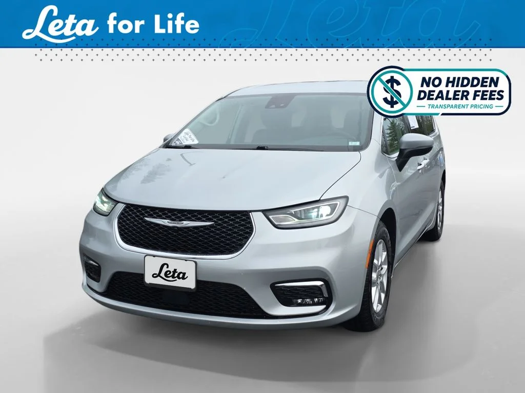 2023 Chrysler Pacifica Touring L's photo