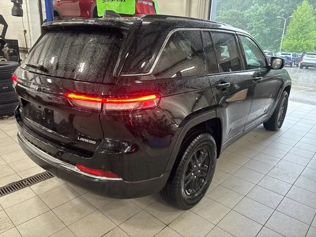 Used 2023 Diamond Black Crystal Pearlcoat Jeep Laredo image 5
