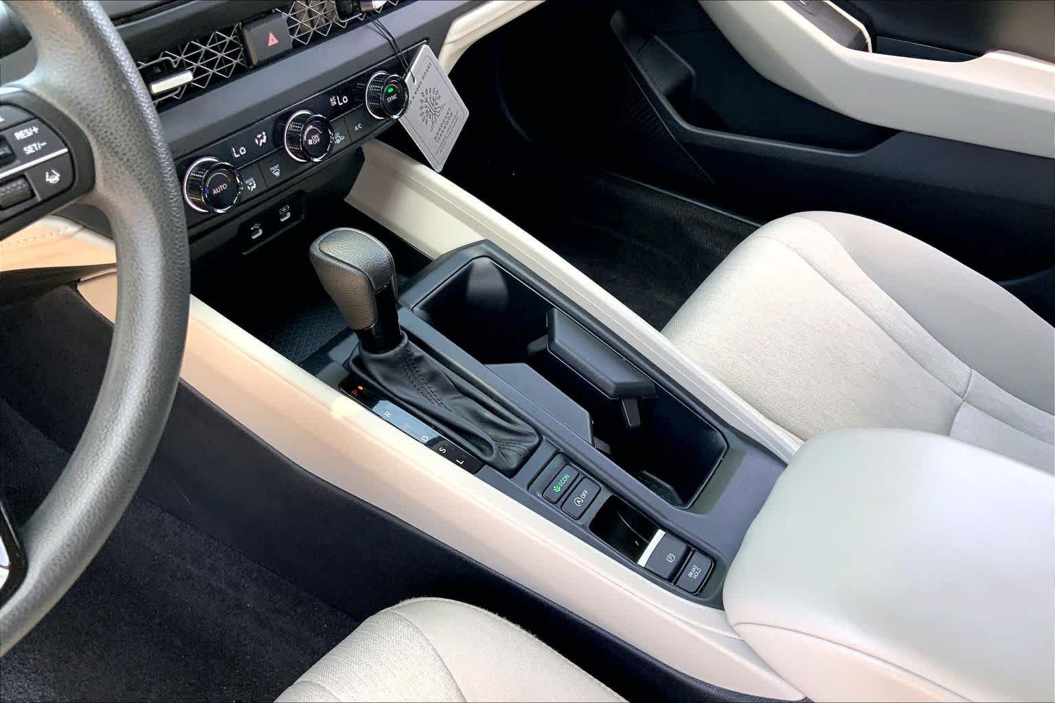 Used 2024 Platinum White Pearl Honda EX image 17
