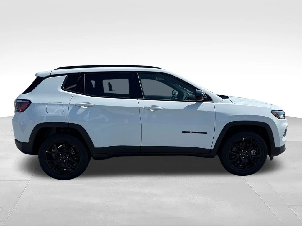 New 2026 Bright White Clear-Coat Exterior Paint Jeep Latitude image 31