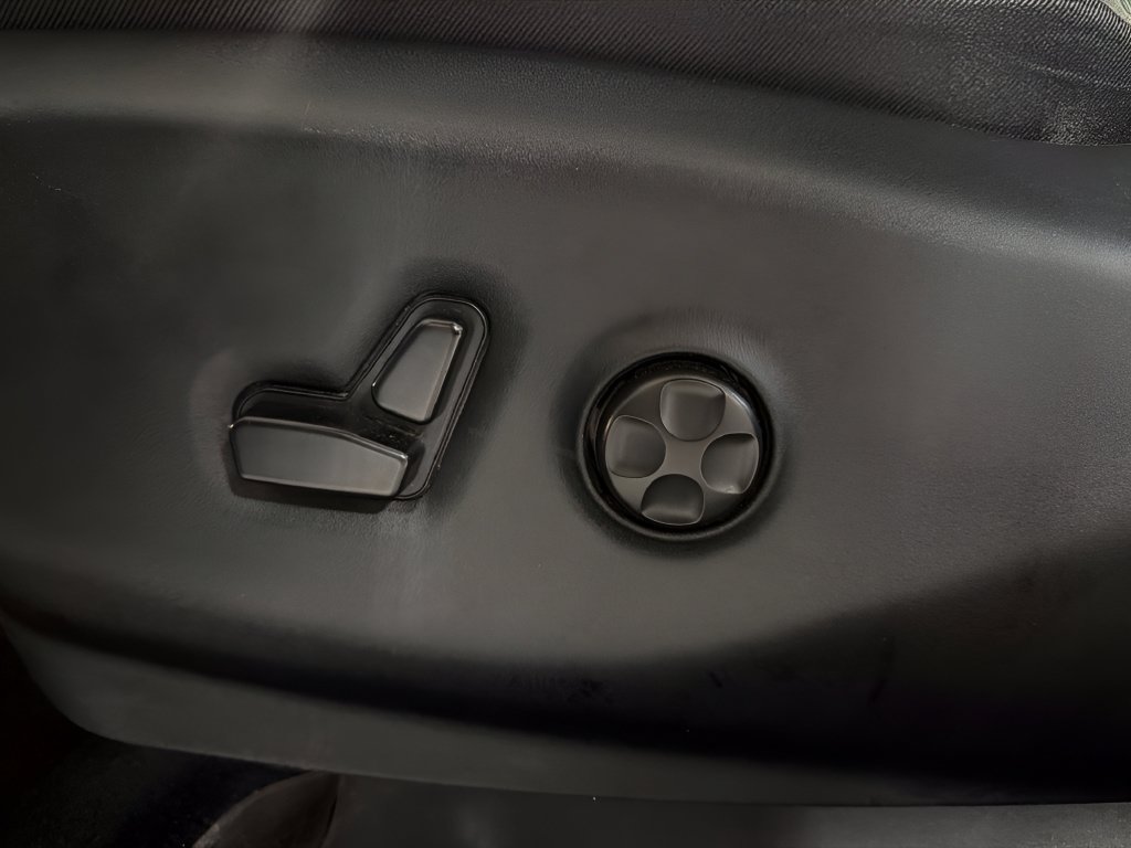 Used 2025  Chrysler Limited image 17