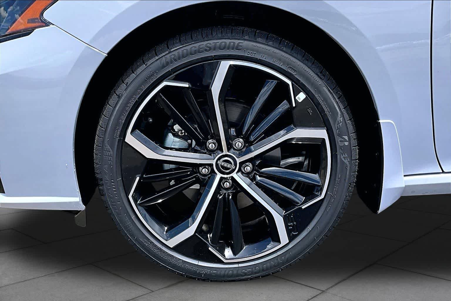 New 2026 Gray Sky Pearl / Super Black Two-tone Nissan SR image 9