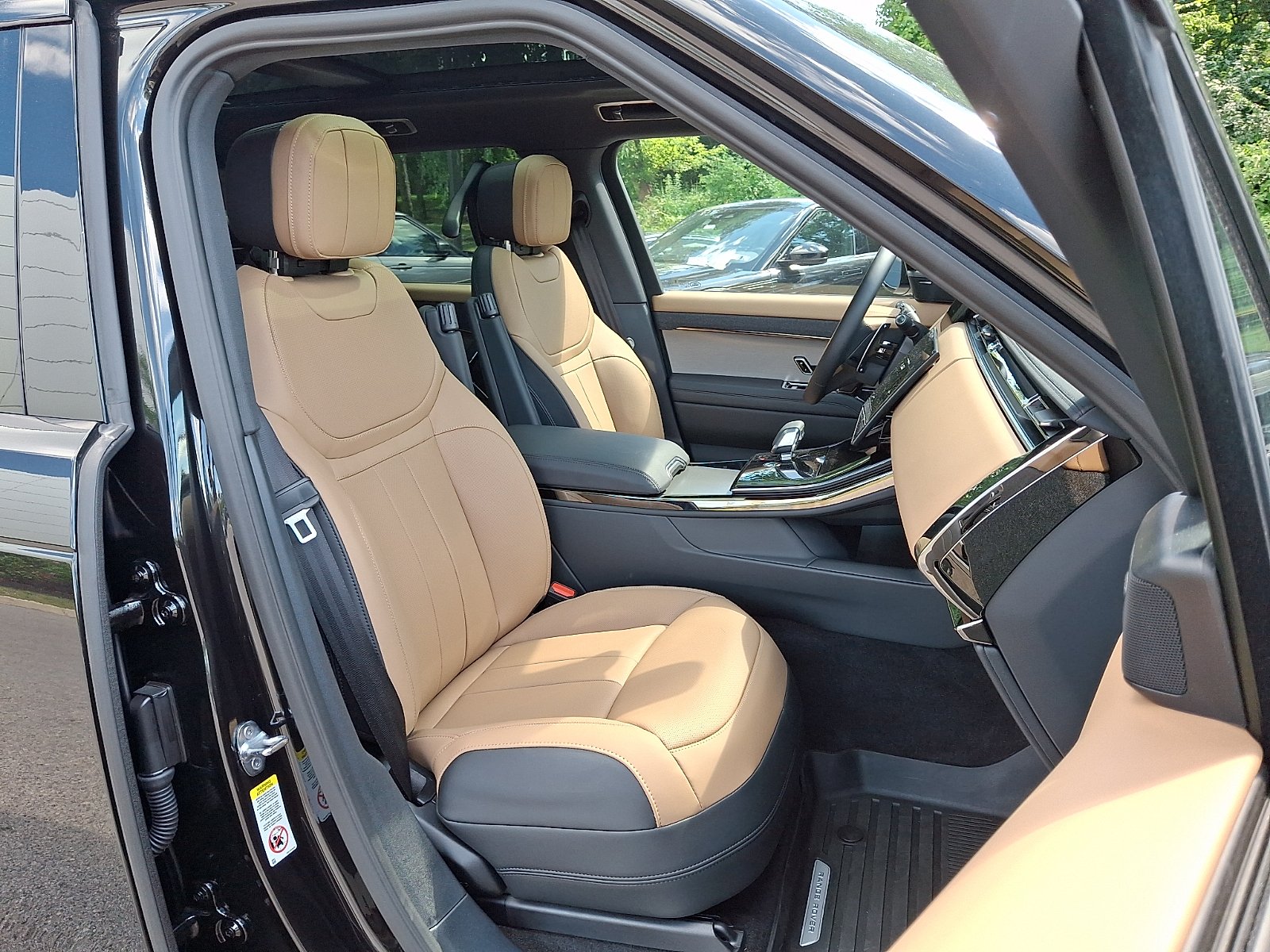 New 2026 Santorini Black Land Rover P400 Dynamic SE image 3